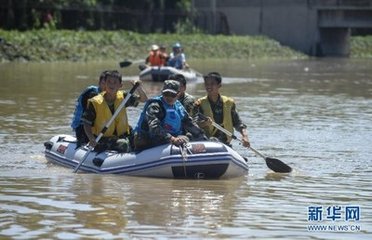 六月十三日四更登舟县岸迟明抵岁步宿雨犹湿